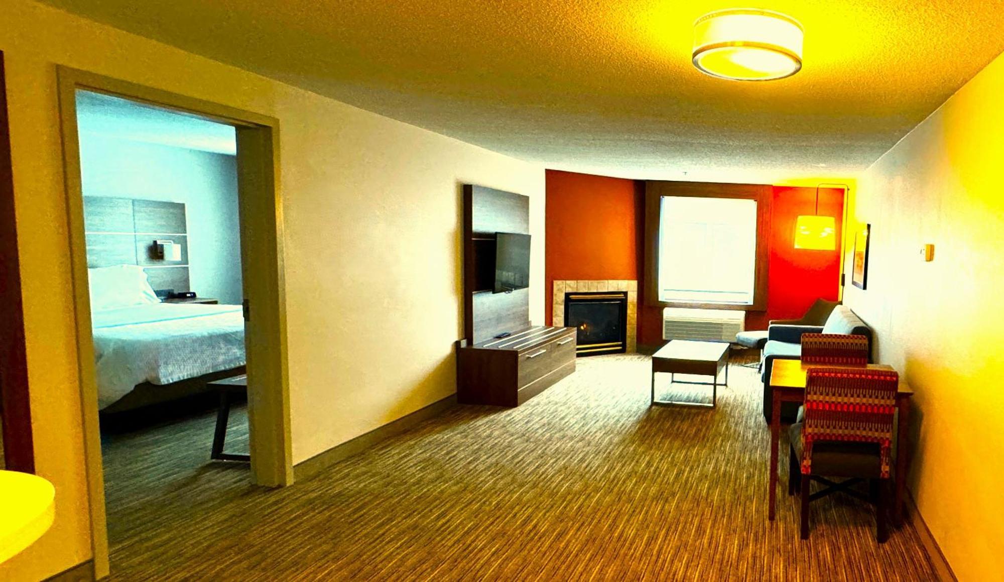 Holiday Inn Express & Suites - Lincoln East - White Mountains By Ihg Экстерьер фото